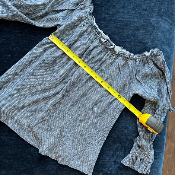 American Eagle Outfitters Women’s Off Shoulder Navy Striped Beautiful Top Small - Picture 12 of 14